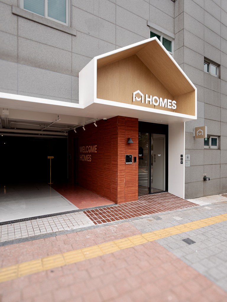 홈즈 안암의 집 모양 입구 파사드